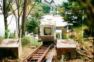 雲上の停車場へは登山電車に乗車します