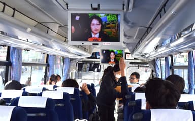 バスガイドと車内で会話が可能