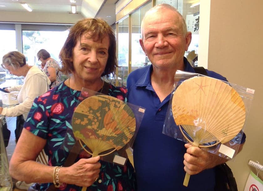 放置竹林の竹を有効活用した竹の紙のうちわが海外から高評価!
インバウンド人気で販売数5倍、世界に広がる日本のエコな涼み方