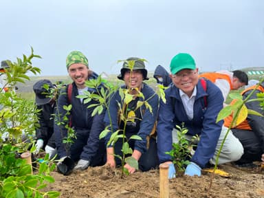 植樹ボランティアと南相馬市長(写真右)