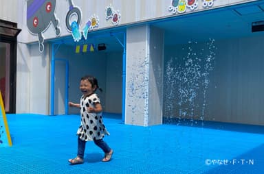 ばいきんまんの水あそびひろば＿床から水が次々と飛び出す噴水