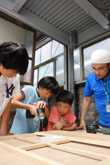 建具も自分たちの手で