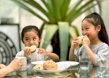 家族でおいしいベーグルを楽しむ明るい食卓