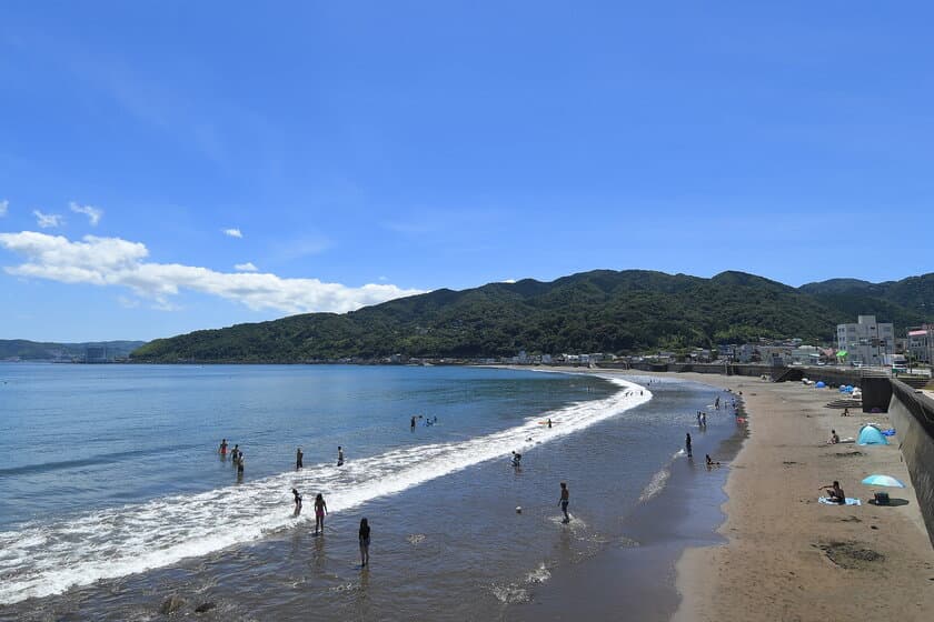 「海×温泉」で大満足！静岡県伊東市の海水浴場がオープン　
～異なる特徴の海水浴場で、大人から子供まで夏を満喫～