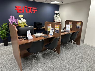 「モバステ神戸三宮店」店頭カウンター(1)