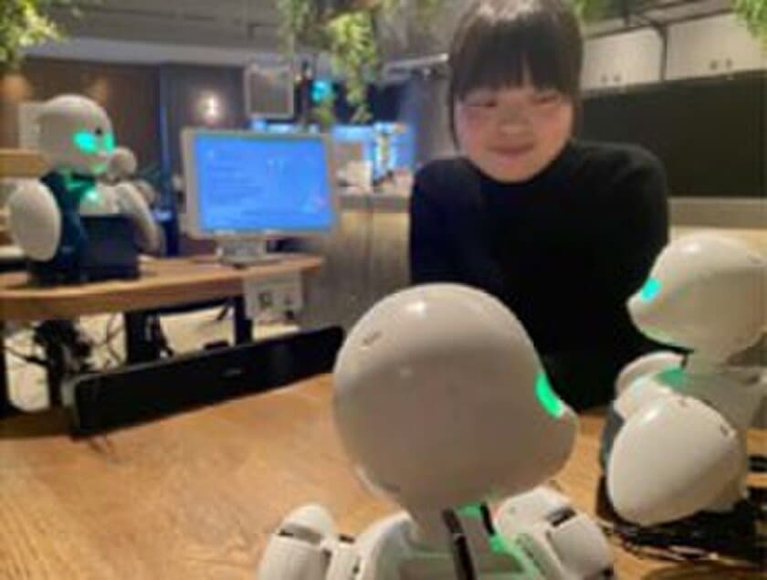 学校や自宅などの遠隔地から“分身ロボットの姿”で
カフェにいるお客様をおもてなし！
期間限定地域キャラバンカフェ 神戸・名古屋にて
特別支援学校生徒向けの遠隔就労体験プログラムを実施