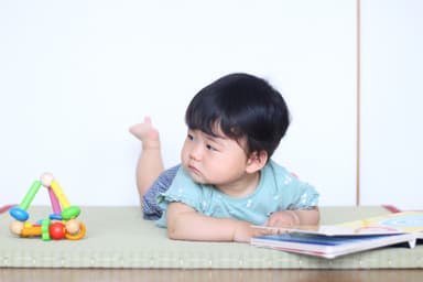 無染土い草の畳で寛ぐ赤ちゃん