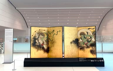 高精細複製品「風神雷神図・夏秋草図屏風」(展示期間：6/27～9/30) 第2ターミナル 国際線施設　3階出発ロビー