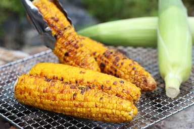 秘伝のたれ香る「焼きとうもろこし」