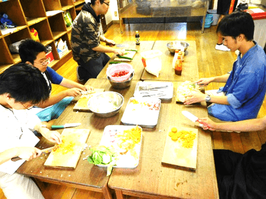 夕食づくりの様子