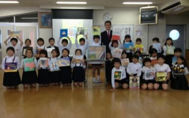 寄贈絵本を手にする子供達