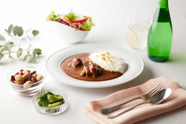 『じっくり煮込んだ牛すね肉と赤ワインが香る　十勝産牛すね肉のカレー』　セッティング