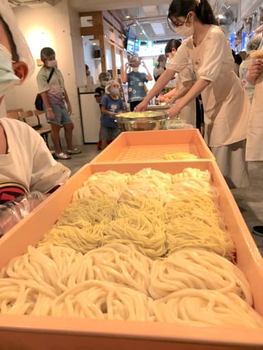 昨年は「うどんバイキング」と題して、さまざまな自家製麺をお子さんにお届け(写真は昨年の様子)