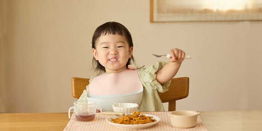 キャッチ力と着け心地で子どもが食事に集中！
良いとこどりの異素材コラボお食事エプロンが誕生。
【ごはんを楽しむエプロン】を8月下旬に発売