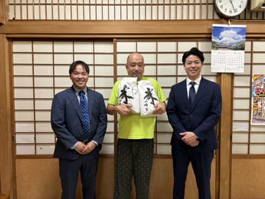 「子ども食堂　ながさんのおうち」中央：子ども食堂　ながさんのおうち　代表　山田 長年さん、右：当社　代表取締役社長　田宮 明彦、左：当社　第二営業部　高泉 雄大