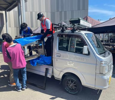 能登半島地震の被災地で活動する学生ボランティアと「Dトラ」