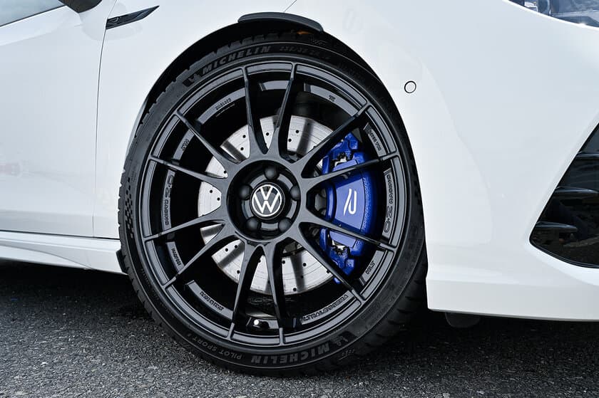 VW／Audiのアフターパーツブランド「maniacs」から　
O・Z × maniacs コラボモデル
「OZ × maniacs Ultraleggera-HLT NERO」を発売！