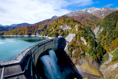 紅葉が美しい黒部ダム(10月中旬～)