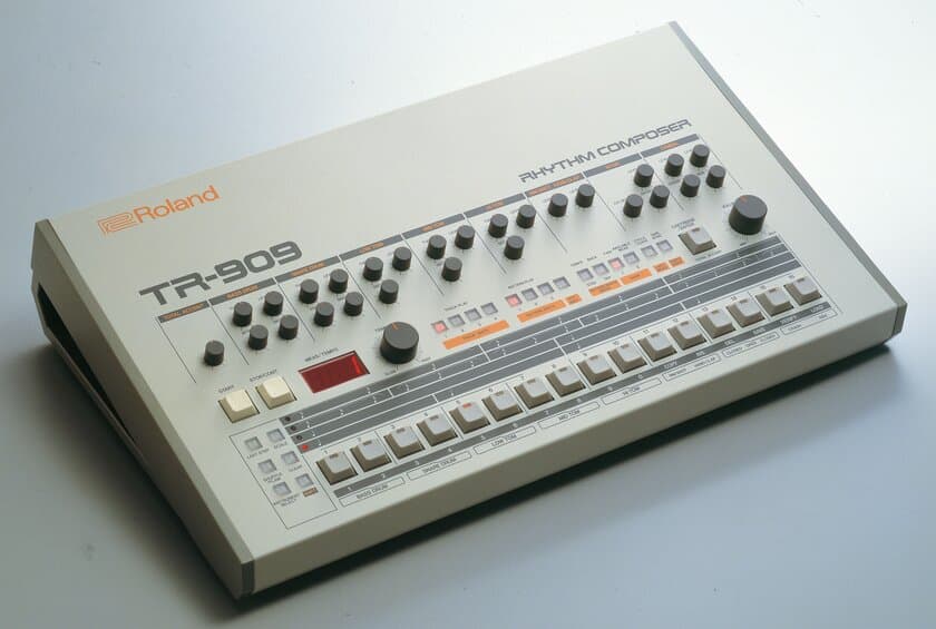 ハウスやテクノ・カルチャーの発展に
大きく寄与したリズムマシン「TR-909」の
セレブレーション・イベントをRoland Store Tokyoで開催