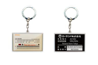 オリジナルの「TR-909」デザイン・キーホルダー 表／裏面(イメージ)