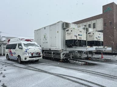 珠洲市内の病院敷地内に設置されたCoMUと救急車型ドクターカー