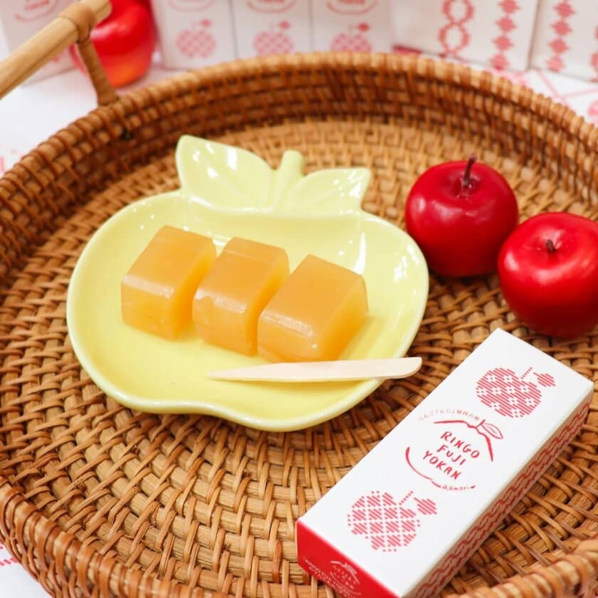 FOOD PROFESSIONAL AWARDで最高ランク三つ星を受賞！
青森県産ふじりんご果汁たっぷりの「RINGO FUJI YOKAN」
ふじさき食彩テラスオンラインショップで販売開始