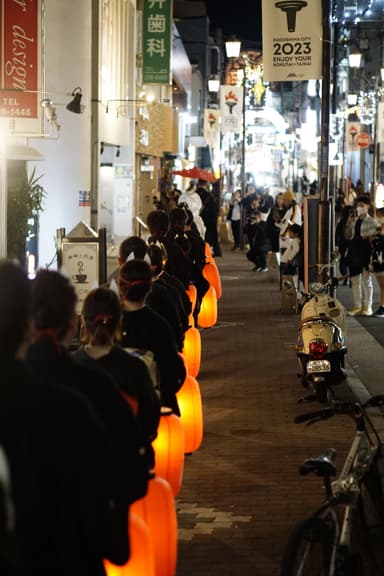 天文館通りを歩く一行