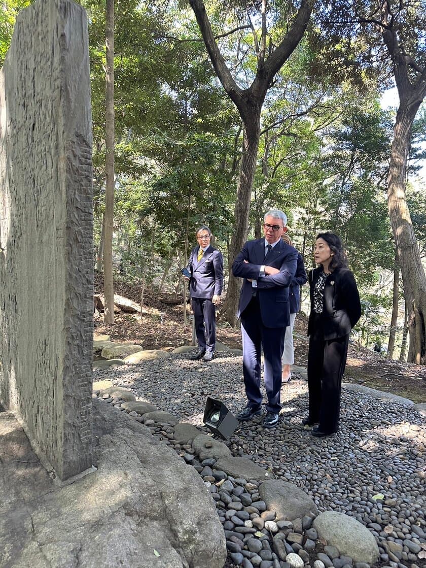 イタリア大使が10月18日(金)新潟県新発田市の長徳寺に来訪し、
忠臣蔵・堀部安兵衛のお墓にご納骨