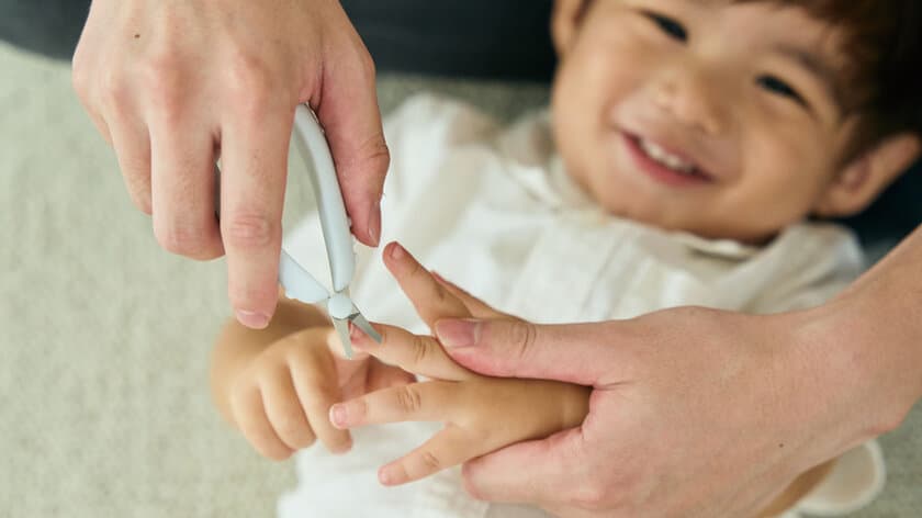 握るだけの新タイプ！ワンステップで赤ちゃんの爪ケアが完結　
【にぎってチョッキン爪切りはさみ】を10月下旬に発売