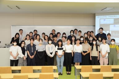 産学連携企画に参加する、京都女子大学　現代社会学部の学生ら