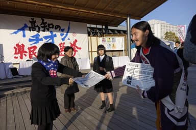 告示号外チラシを配布