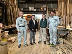 日本で数人の木桶職人