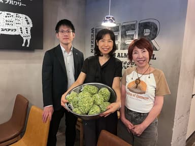 松坂屋上野店のホップ栽培担当の社員さんたち(左と中央)。右が弊社 代表取締役社長 前川弘美