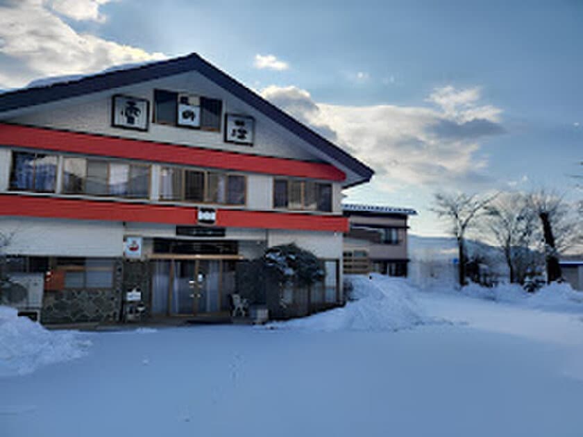 長野県白馬村の民宿発祥のルーツを持つ「雪の荘」が
持続可能な宿泊施設にリブランドオープン