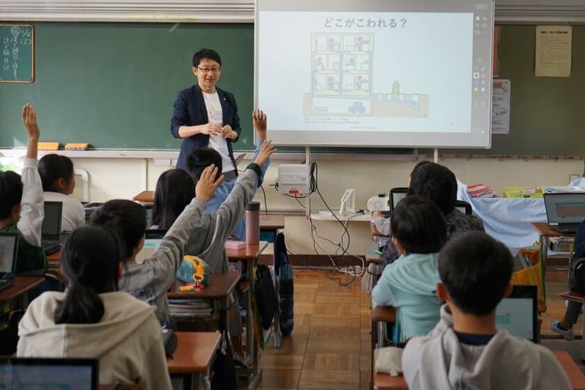 出前授業「災害時のトイレのそなえ
～能登半島地震の被災者からの声～」大田区立出雲小学校で実施
　「携帯トイレ」の使い方を実演