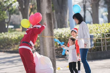 風船を配りながら走るランナーも