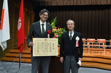 花角知事と代表の村上(左)