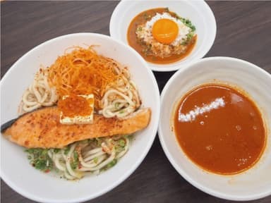 鮭骨つけ麺　熱熱、辛辛