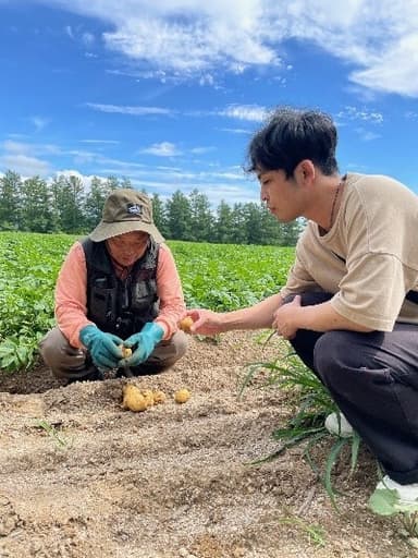 美瑛の産地を訪ねる山本シェフ