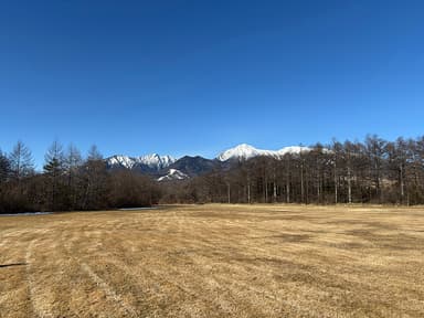 八ヶ岳を臨む広大なグランドでクイズ