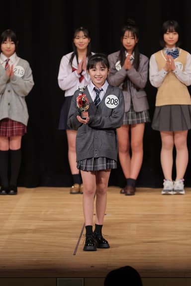 小学生部門 準グランプリ 鳥井 葵唯さん 受賞の様子