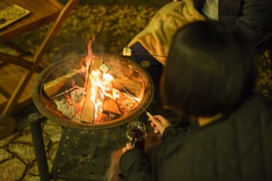 鍋メニューやホットワイン、焚き火での焼きマシュマロなど、冬季ならではの味わい方もおすすめです。