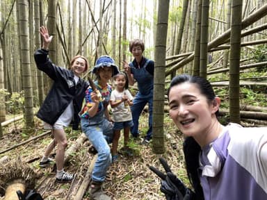 裏山でのたけのこ掘り体験の様子