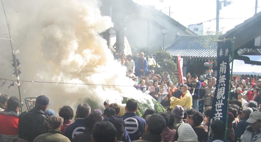 “逃げ場のない火祭！？”狭い境内での迫力ある炎の祭典
『吹田の火祭』を2月11日に常光円満寺で開催