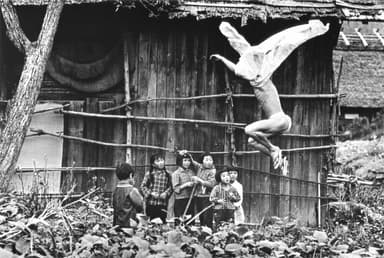 細江英公(鎌鼬 作品17)1965年 (C) Eikoh Hosoe