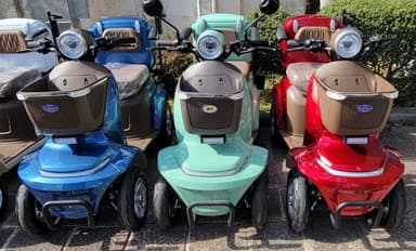 車体色　ブルーメタリック、ライトグリーン、レッドメタリック