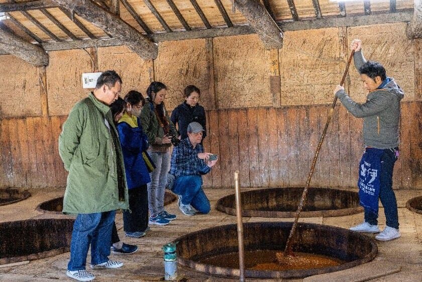 創業128年目の天然木桶醤油蔵が工場見学を開始！
福岡県SDGs認定の糸島 北伊醤油で利き醤油体験！