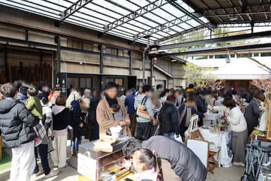 開店と当時に賑わう会場(前回開催の様子)