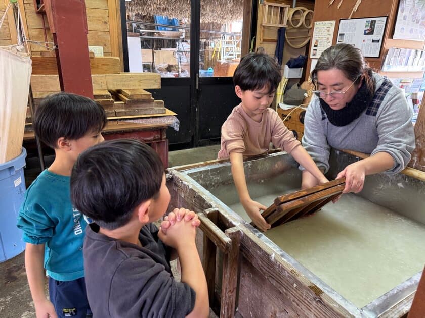 300年の伝統にふれる卒園行事　
みつけの保育園(新潟県)の園児たちが
小国和紙で“世界に一つだけ”の卒園証書を作成！