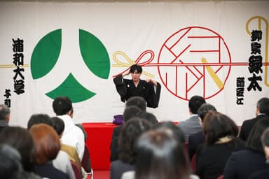 柳家緑太さん「うしろ幕・寄席のぼり贈呈式」の様子